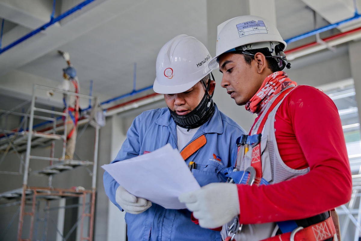 Employé travaillant en usine regardant les résultats des accidents de travail