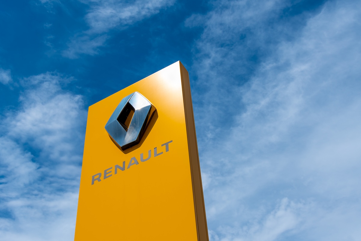 Saint-Rémy-Lès-Chevreuse, France – 28 juillet 2022: Enseigne du groupe de construction automobile français Renault avec son logo en forme de losange sur fond jaune Enseigne totem devant une borne de chargement